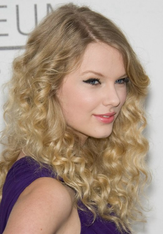I Just Love Watching Southern Humidity Do Its Thing With Taylor Swifts  Curls  See the Photos  Allure
