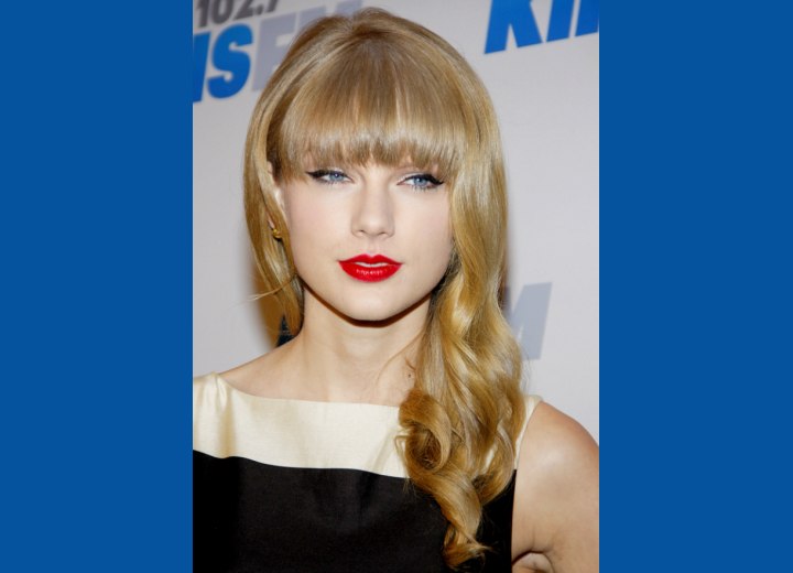 Taylor Swift - Loosely curled long hair