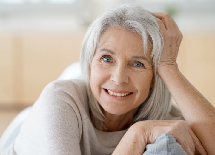 Frau mit schnen grauen Haaren