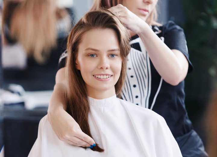 Friseur gibt Ratschlge fr eine neue Frisur