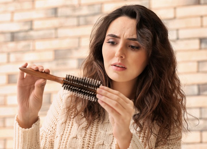 Eine Frau, die sich über Haarausfall Sorgen macht