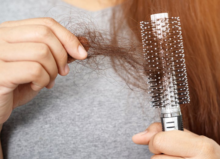 Haarbürste mit abgebrochenen Haaren