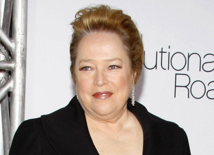 Frisur für kurvige Frauen – Kathy Bates mit kurzen Haaren