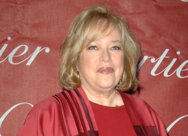 Frisur für Frauen mit voller Figur – Kathy Bates mit mittellangen Haaren