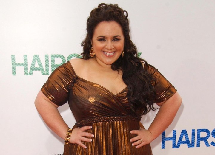 Frisur für mollige Frauen – Nikki Blonsky mit langen lockigen Haaren