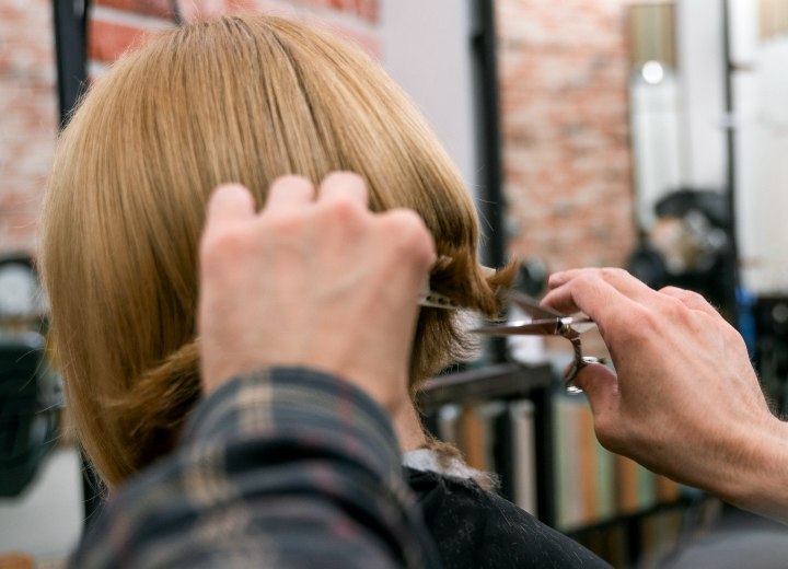 Friseur, der einen kurzen Bob schneidet