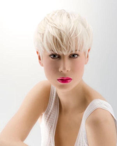 Kurze Frisur in Platinblond