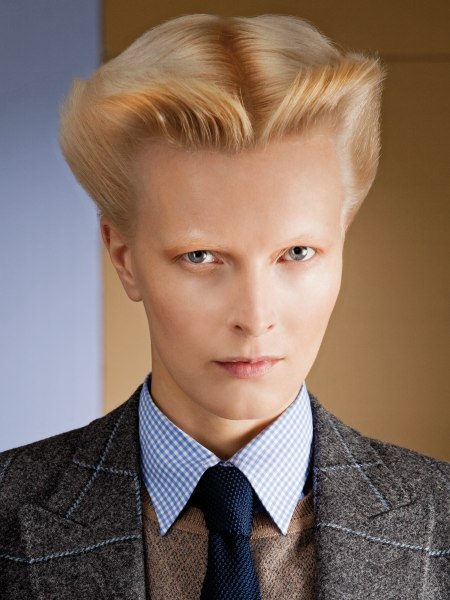 Androgyne Frisur mit Haar nach oben gekämmt