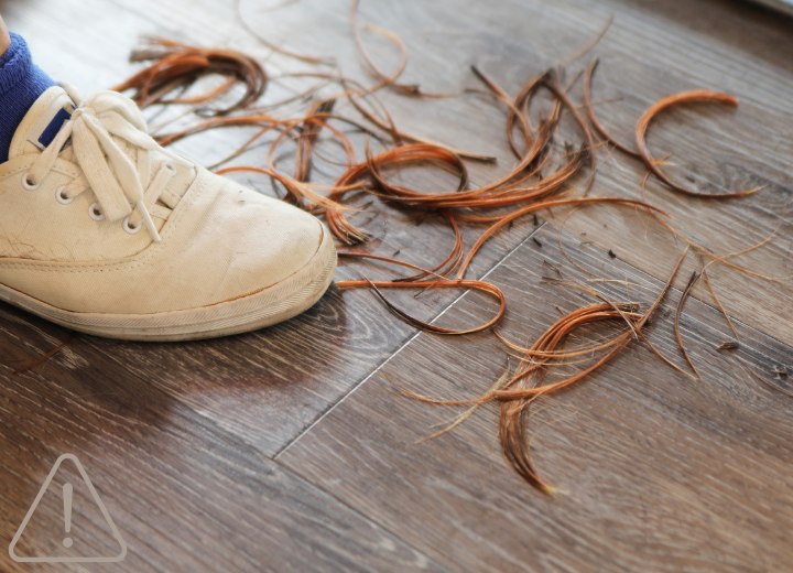 Abgeschnittene Haare auf dem Salonboden