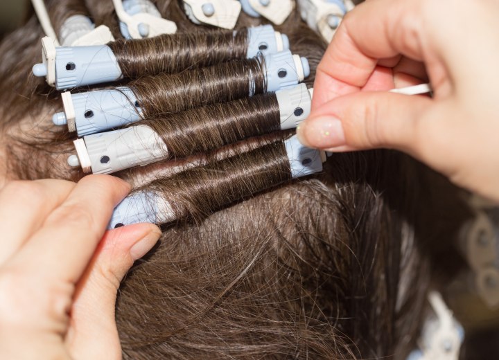 Haare mit Dauerwellenstangen