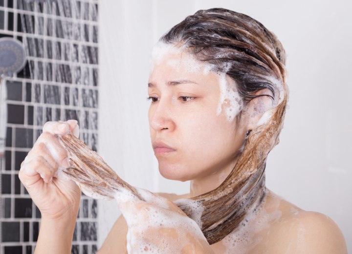 Frau die ihre Haare wscht