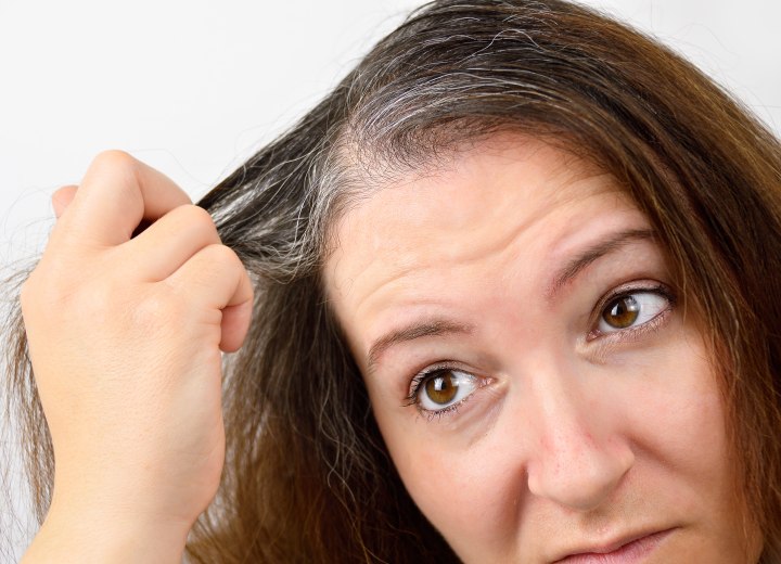 Frau mit grauen Haaren