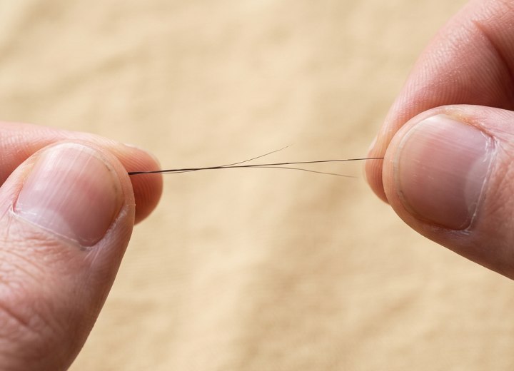 Haar, das aufgrund mangelnder Elastizität bricht