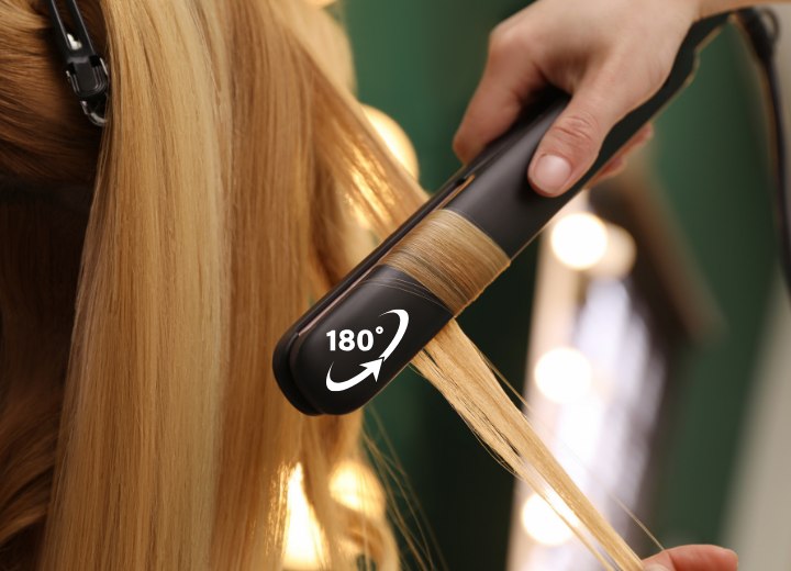 Haare mit einem Gl&auml;tteisen locken