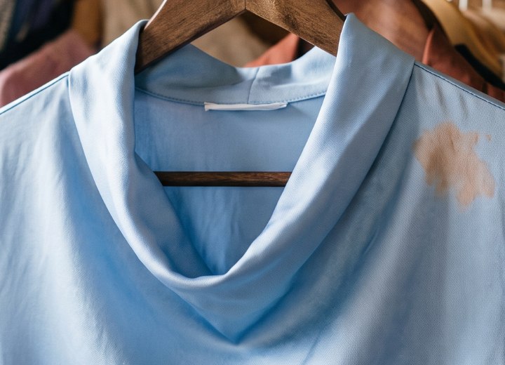 Haarfärbefleck auf einer schönen Bluse