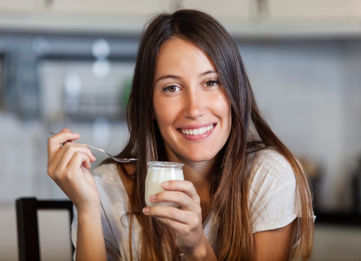 Brnettes Mdchen, das Joghurt isst