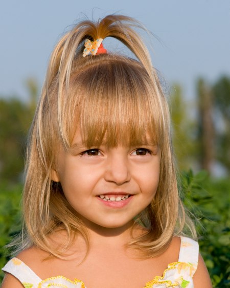 Haarschnitt mit langen Pony fr kleine Mdchen