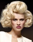 Gelockte Frisur mit Marilyn Monroe Look