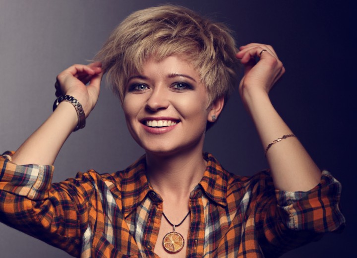 Mujer con hermoso cabello corto