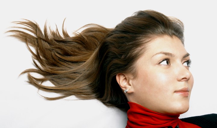 Mujer con hermoso cabello natural