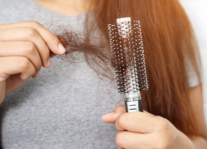 Cepillo con cabello dañado