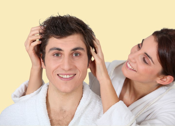 Hombre con cabello teñido