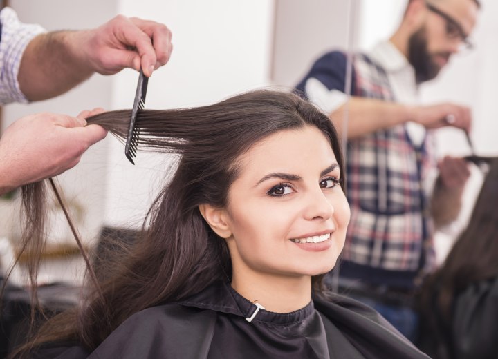 Estilista que está peinando el cabello