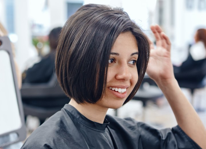 Mujer después de un drástico cambio de cabello largo a corto