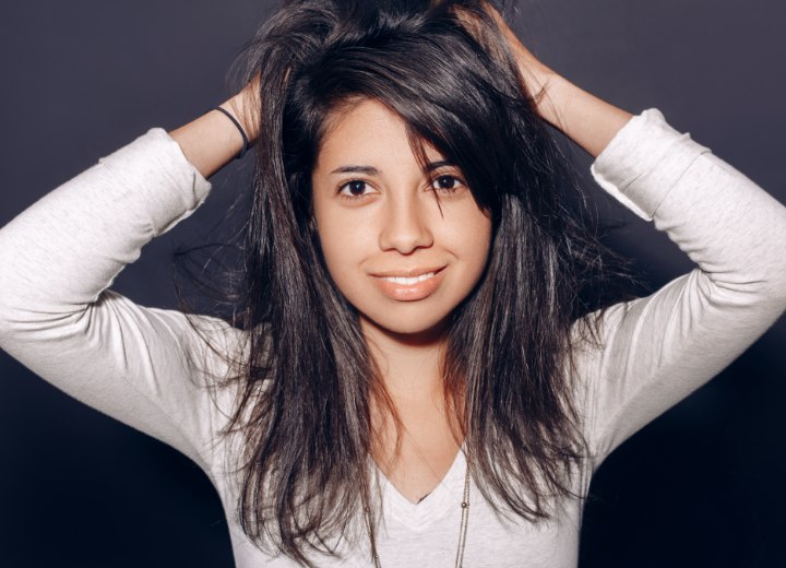 Mujer antes de su cambio de cabello largo a corto