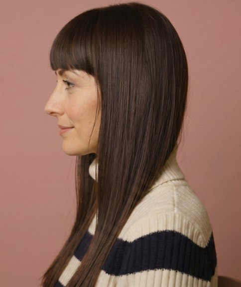 Cabello largo y liso con flequillo recto - Vista lateral