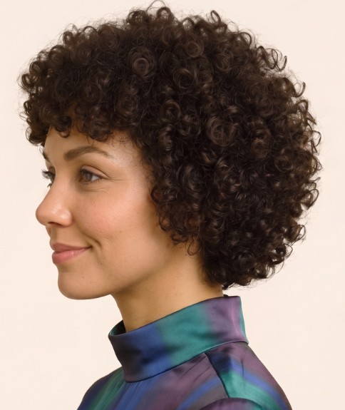 Estilo a la altura del cuello para cabello rizado - Vista lateral