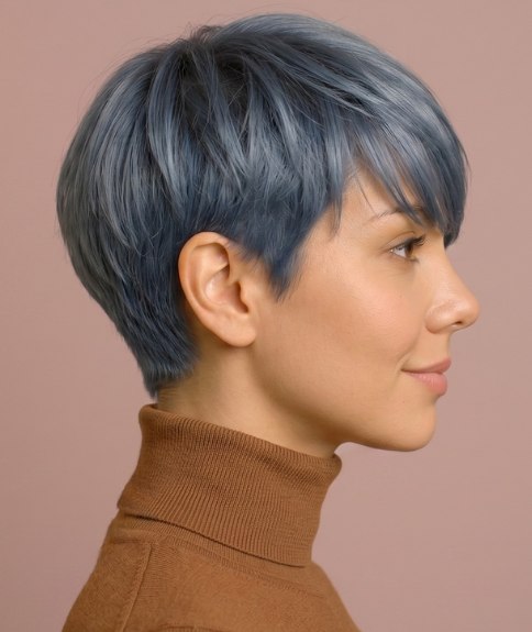 Cabello corto plateado en un estilo de corte pixie - Vista lateral
