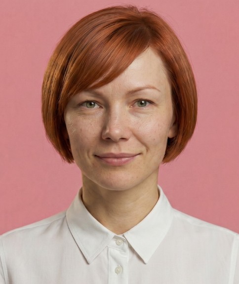 Bob corto y elegante con el cabello cortado alrededor de la l&iacute;nea de la mand&iacute;bula