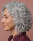 Cabello canoso a la altura de la clav&iacute;cula