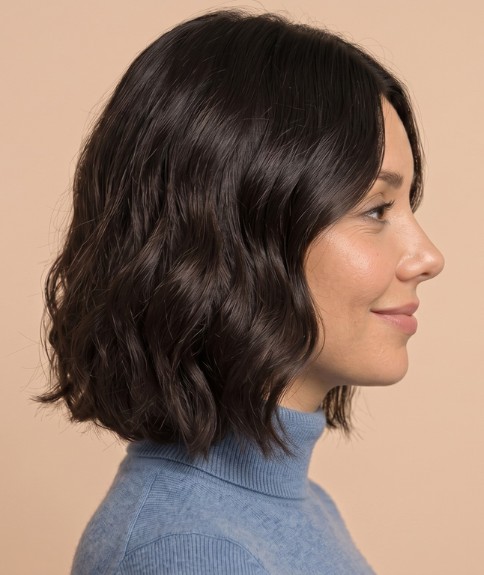 Cabello de longitud media con capas m&iacute;nimas o rectas - Vista lateral