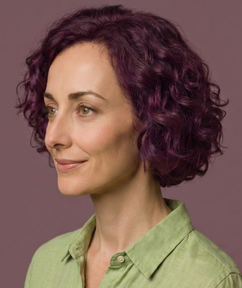 Cabello corto moderno con rizos - Vista lateral