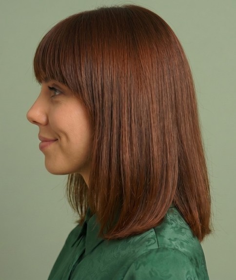 Corte de cabello bob largo con flequillo - Vista lateral