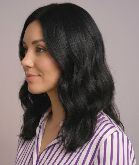 Cabello largo y ondulado con raya en medio