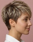 Peinado corto para cabello rubio 