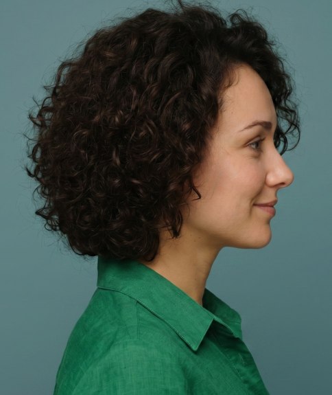 Corte bob con volumen y rizos