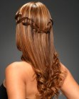 Recogido alto y liso con una corona de cabello