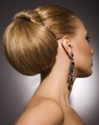 Recogido alto con un peinado elegante y un mo�o bajo exagerado