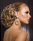 Recogido elegante con el cabello recogido dentro de una redecilla con joyas