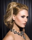 Peinado recogido que hace que el cabello parezca m�s corto