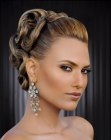Recogido alto cl�sico con rizos elaborados y mechones lisos