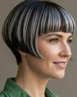 Cabello corto entrecano para mujer