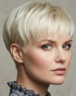 Corte de cabello pixie con capas y flequillo largo