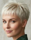 Pixie rubio platino desfilado con puntas de punta