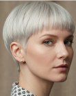 Corte pixie rubio platino