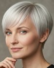 Cabello plateado, en un corte pixie